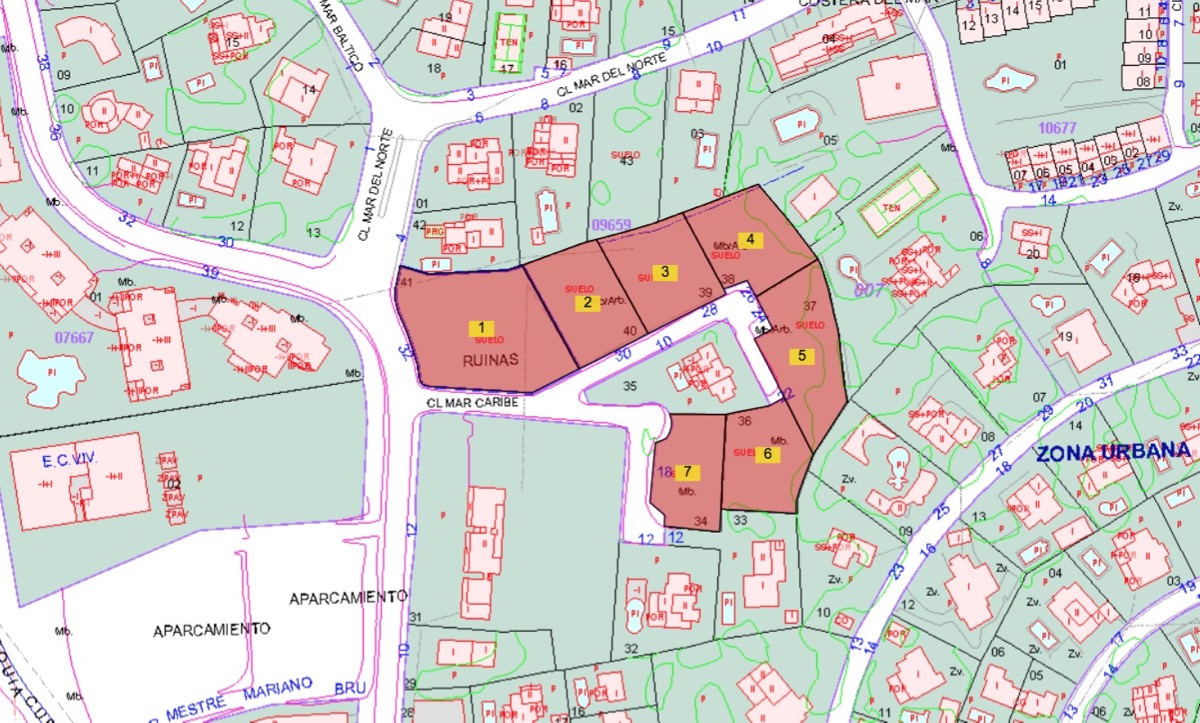 Plan cadastral détaillé montrant la subdivision du terrain en sept secteurs numérotés, situés entre les rues Mar Caribe et Mar del Norte à Moraira.