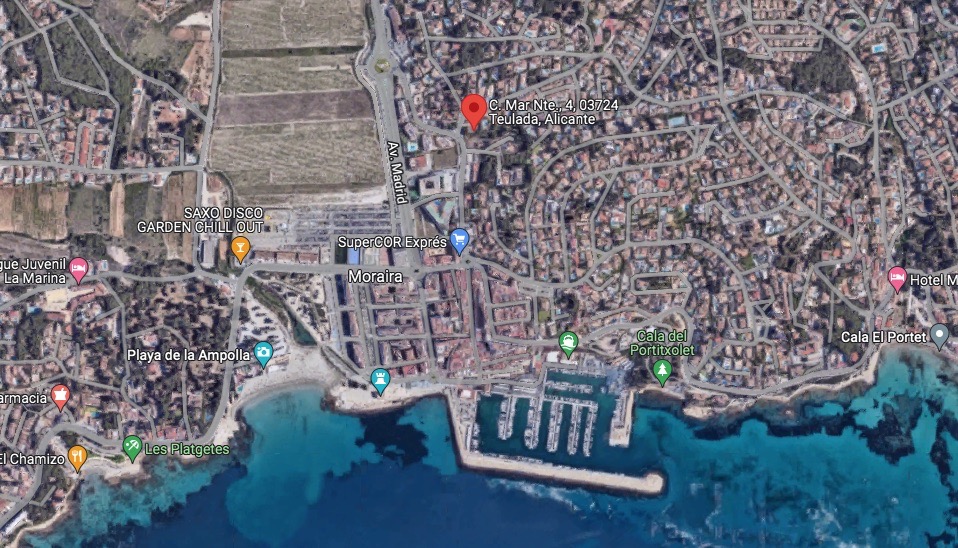Vue aérienne par satellite montrant l'emplacement précis du terrain à Moraira, soulignant sa proximité avec le port de plaisance et la côte méditerranéenne.