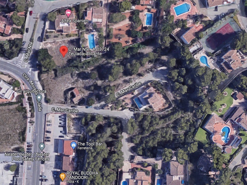 Vue satellite aérienne montrant l'emplacement précis du terrain à Moraira, entouré de zones résidentielles établies avec un accès direct par la rue Mar Caribe.