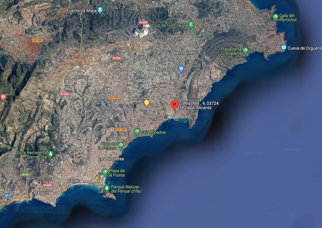 Vue satellite situant la parcelle à Moraira, soulignant sa position stratégique à proximité de la côte méditerranéenne et des reliefs environnants.