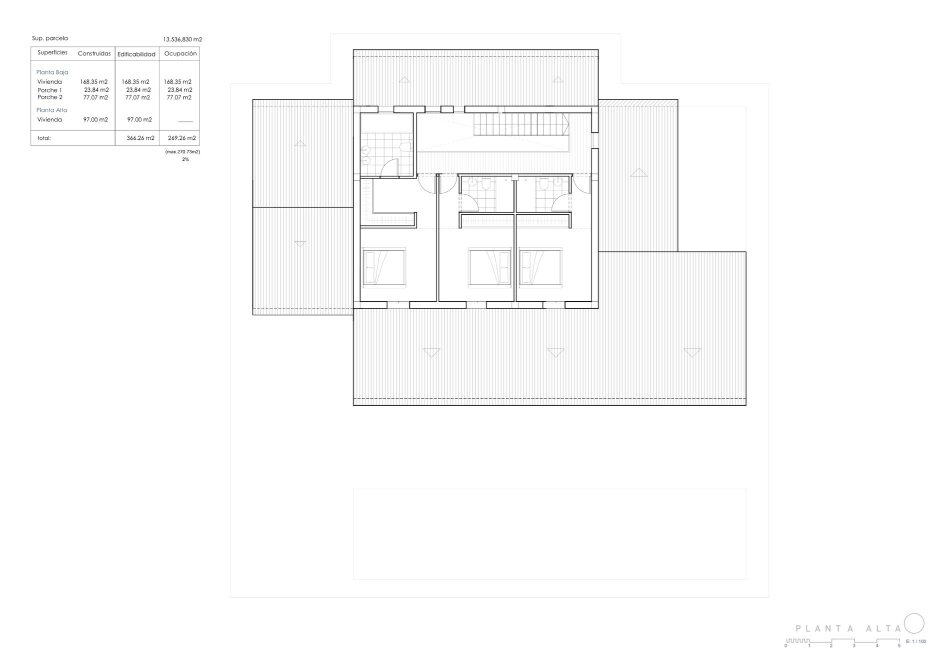 Plan architectural de l'étage supérieur avec trois chambres et une salle de bain complète.