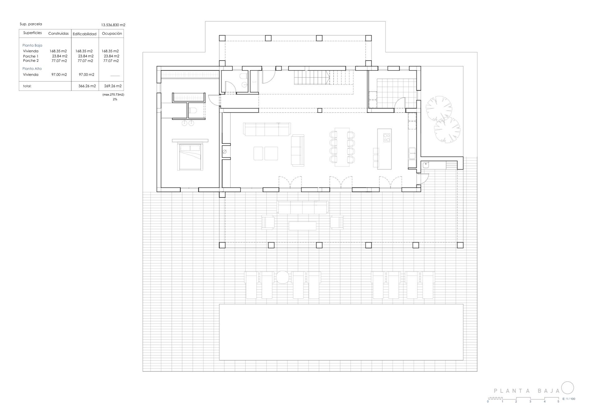 Plan architectural d'une villa avec piscine, terrasse et jardin au rez-de-chaussée.