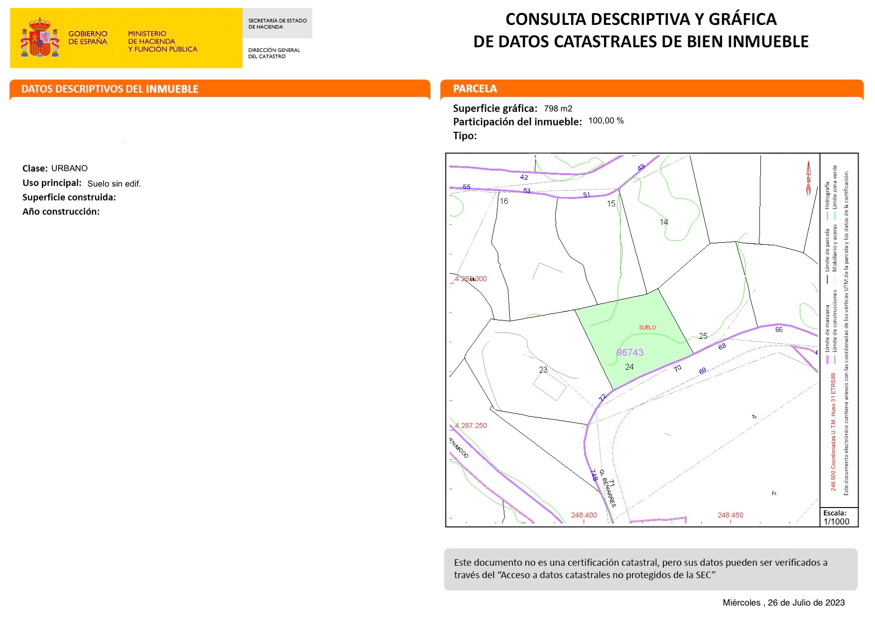 Document cadastral officiel présentant une parcelle urbaine de 798 m2 surlignée en vert, avec les limites techniques et le plan de situation précis.