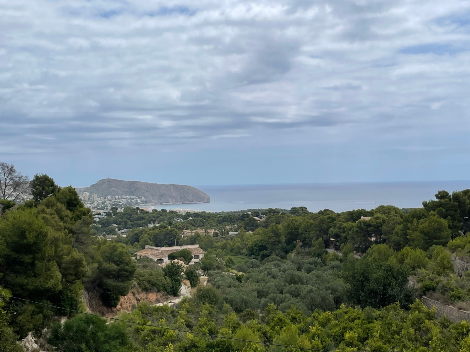 Vue panoramique depuis le terrain à Benimeit, dominant la vallée verdoyante vers la mer Méditerranée et le célèbre Cap d'Or de Moraira.