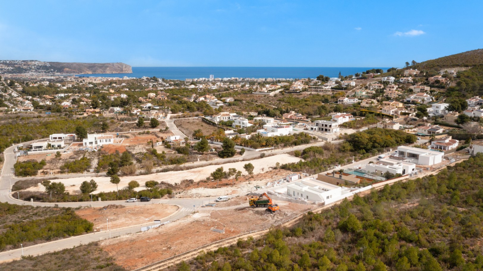 Vue aérienne de la villa en construction à Jávea, avec piscine et environnement naturel.