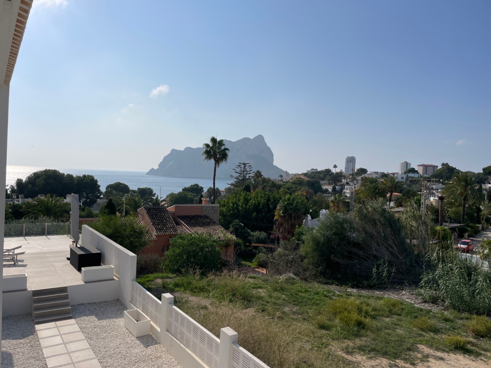 Vues panoramiques sur le Peñón de Ifach et la mer Méditerranée depuis une terrasse moderne en carrelage clair située à Bassetes, Calpe.