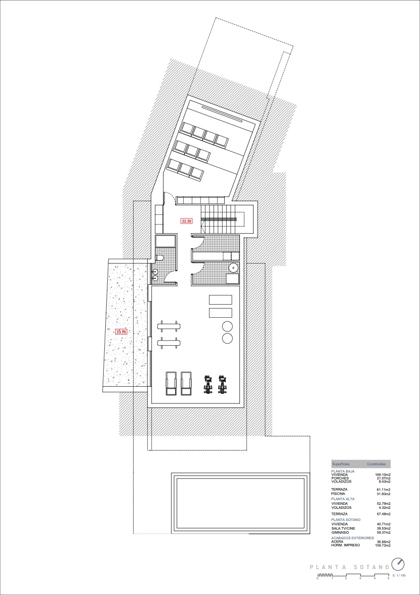 Plan technique du sous-sol illustrant une salle de cinéma privée, une salle de sport équipée, des sanitaires et des espaces techniques avec surfaces détaillées.