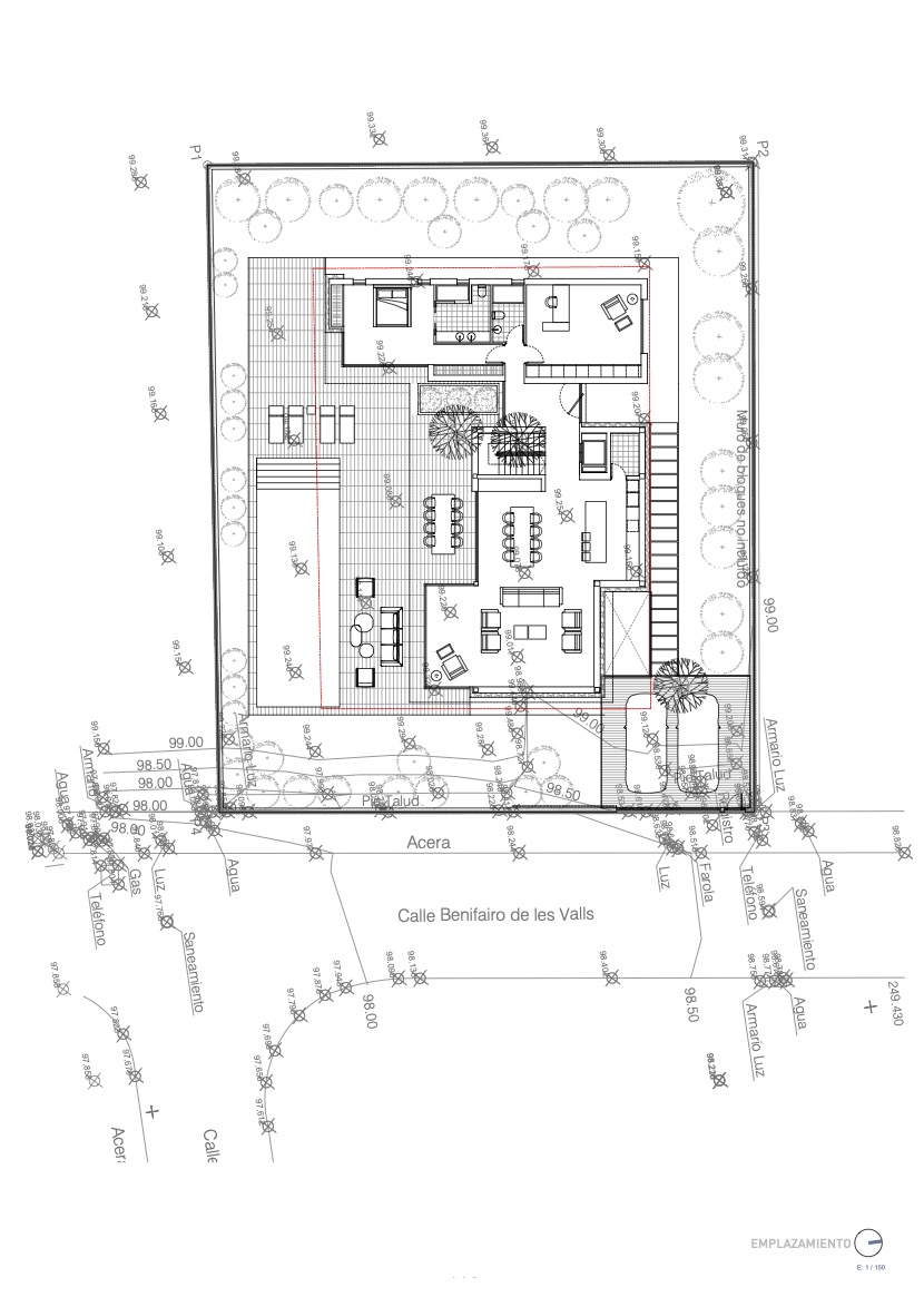 Plan de masse technique détaillant l'implantation de la villa, la piscine rectangulaire et les espaces verts sur le terrain à Moraira.