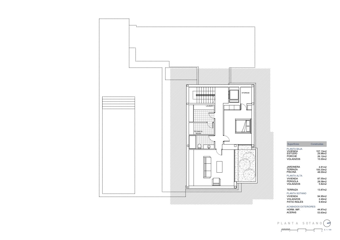 Plan détaillé du sous-sol comprenant une buanderie, un local technique, un débarras et un grand studio avec un patio anglais pour la lumière naturelle.