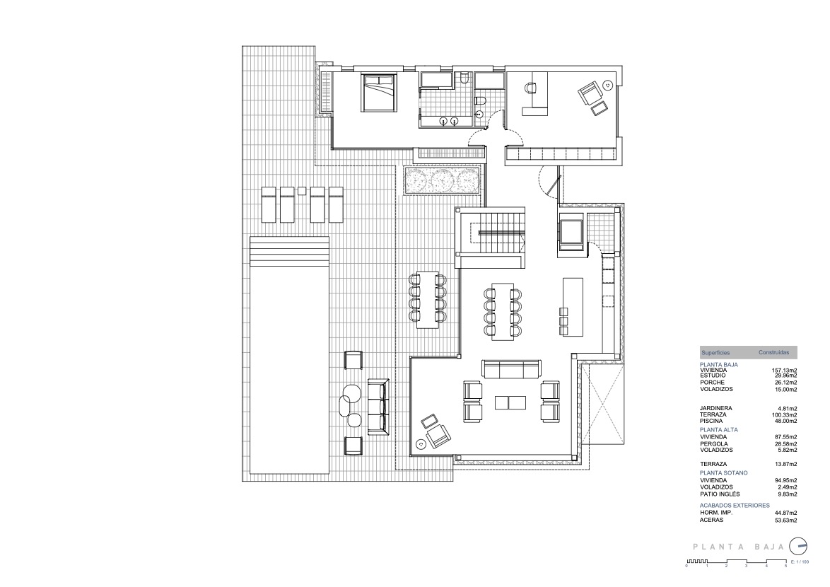 Plan technique du rez-de-chaussée illustrant l'aménagement ouvert, la suite parentale, le studio et la vaste terrasse avec piscine privée.