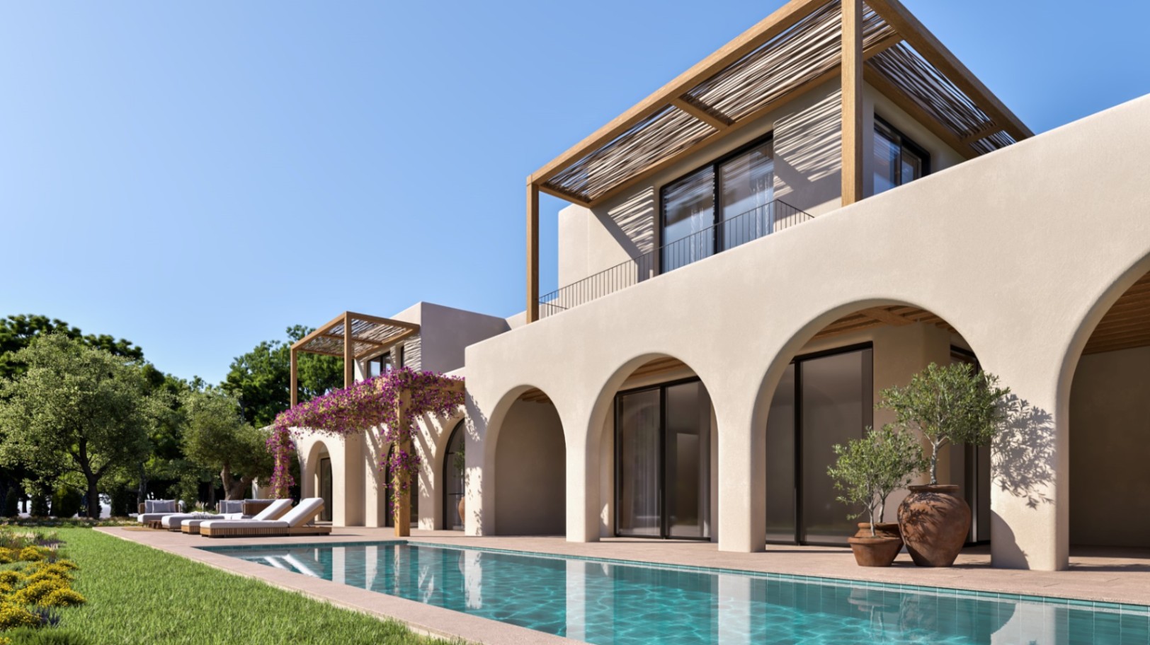 Façade méditerranéenne avec arches, piscine rectangulaire et terrasses avec pergolas en bois. Le jardin comprend des oliviers en pots et des bougainvilliers.