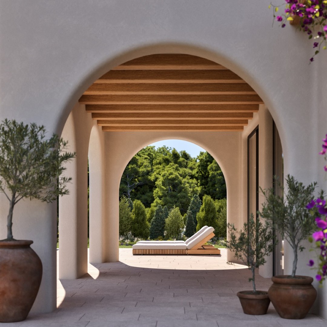 Naya de style méditerranéen avec arches élégantes, plafond à poutres en bois et sol en pierre, s'ouvrant sur un jardin privé avec chaises longues.