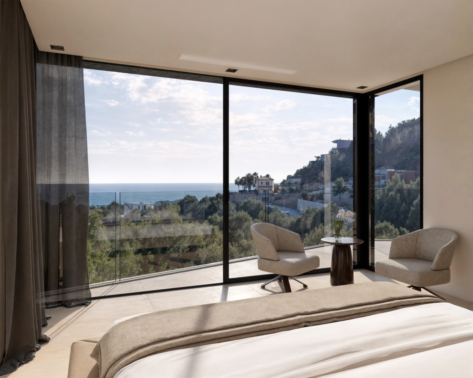 Chambre principale avec baies vitrées toute hauteur, coin salon minimaliste et vue panoramique sur la mer Méditerranée et la côte de Benissa.