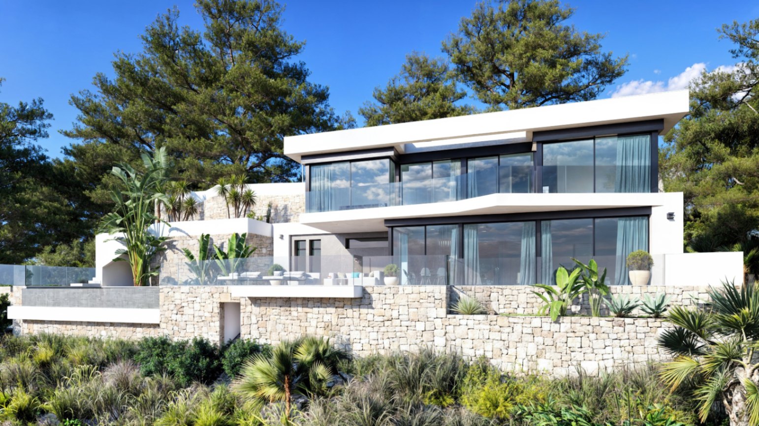 Façade extérieure de la villa moderne avec murs en pierre naturelle, grandes baies vitrées et terrasses superposées entourées de végétation.