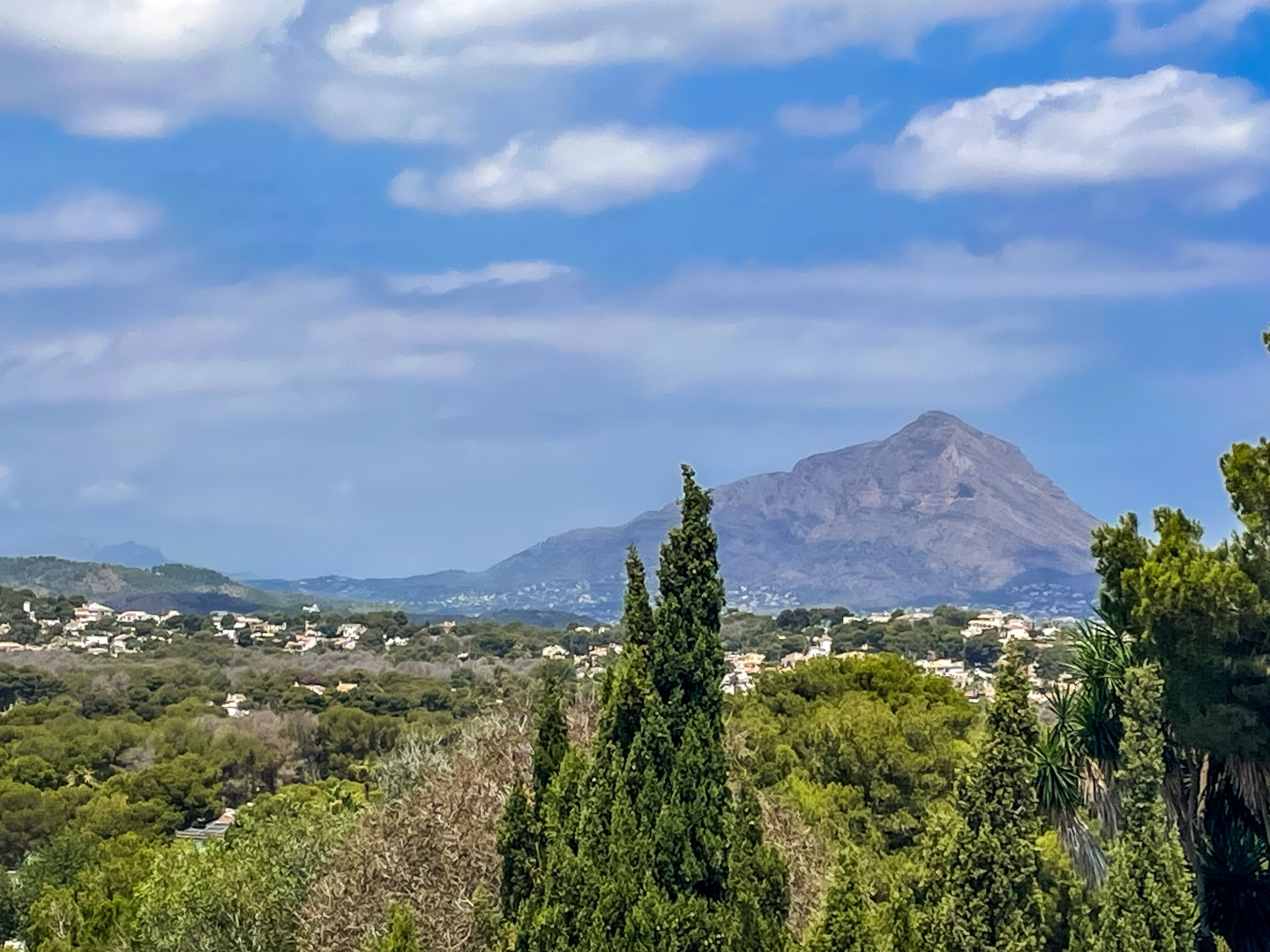 Vues panoramiques sur le mont Montgó et la vallée, entourées d'une végétation méditerranéenne luxuriante sous un ciel dégagé.