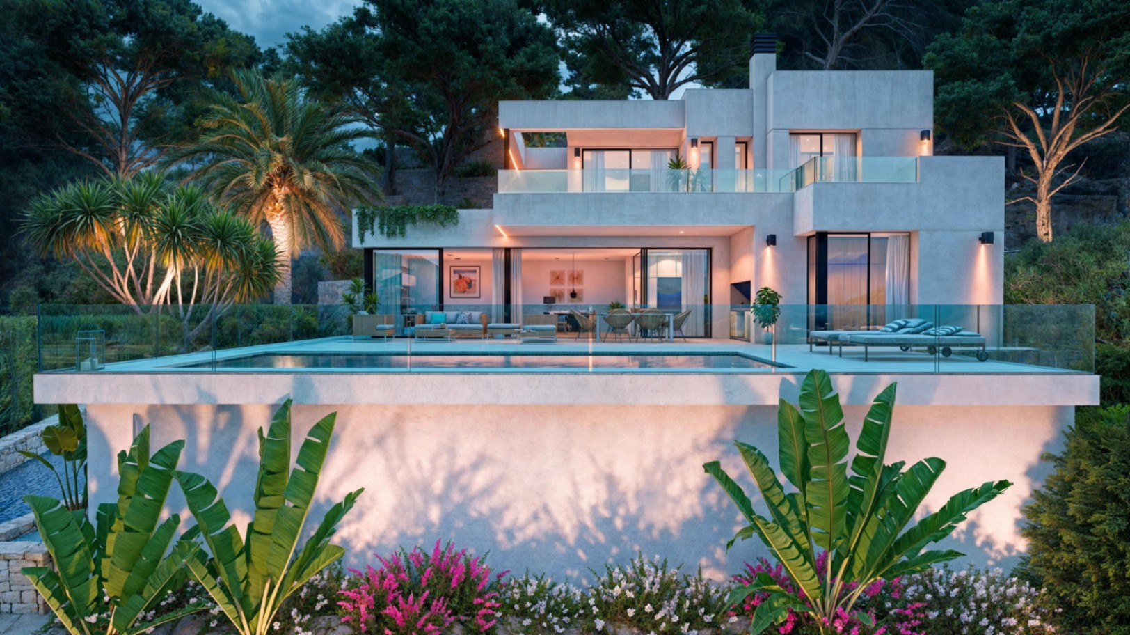 Vue extérieure de la villa au crépuscule, présentant la piscine privée, les terrasses avec garde-corps en verre et une architecture moderne intégrée dans un paysage de pins.