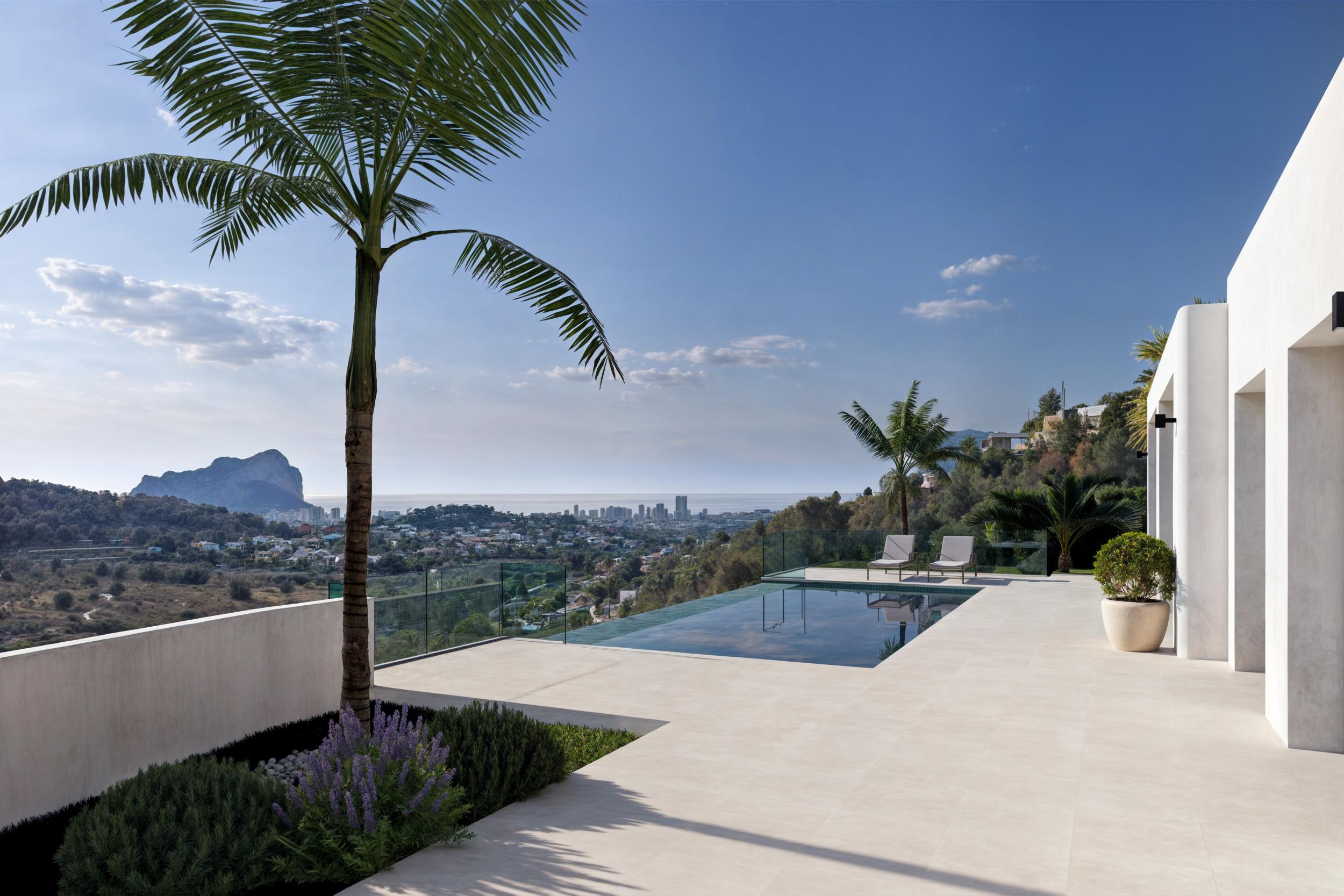 Vue sur la piscine à débordement avec vue panoramique sur Calpe et le Peñón de Ifach.