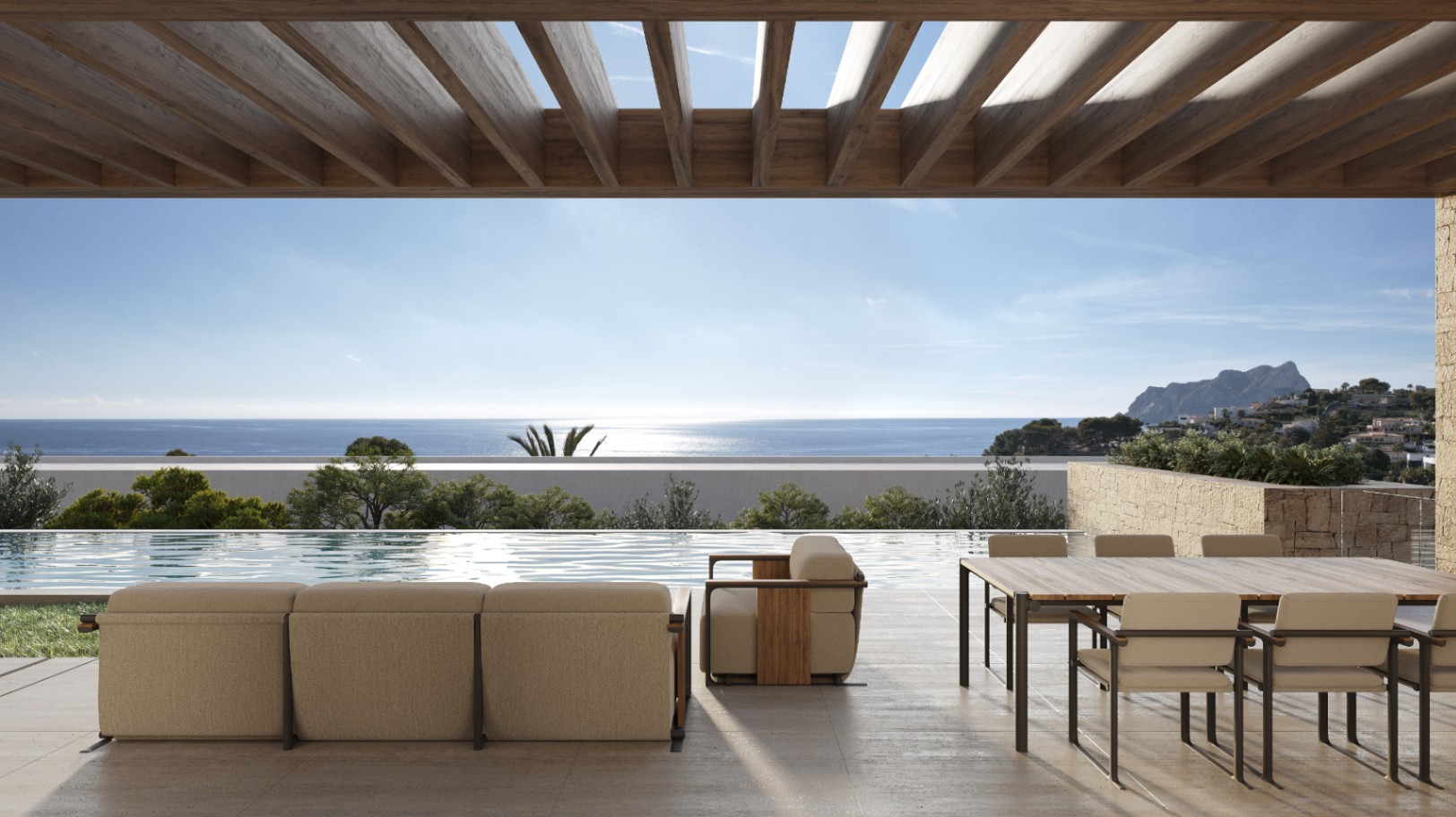 Terrasse principale avec pergola en bois, coin repas extérieur et piscine à débordement offrant une vue panoramique sur la mer Méditerranée.