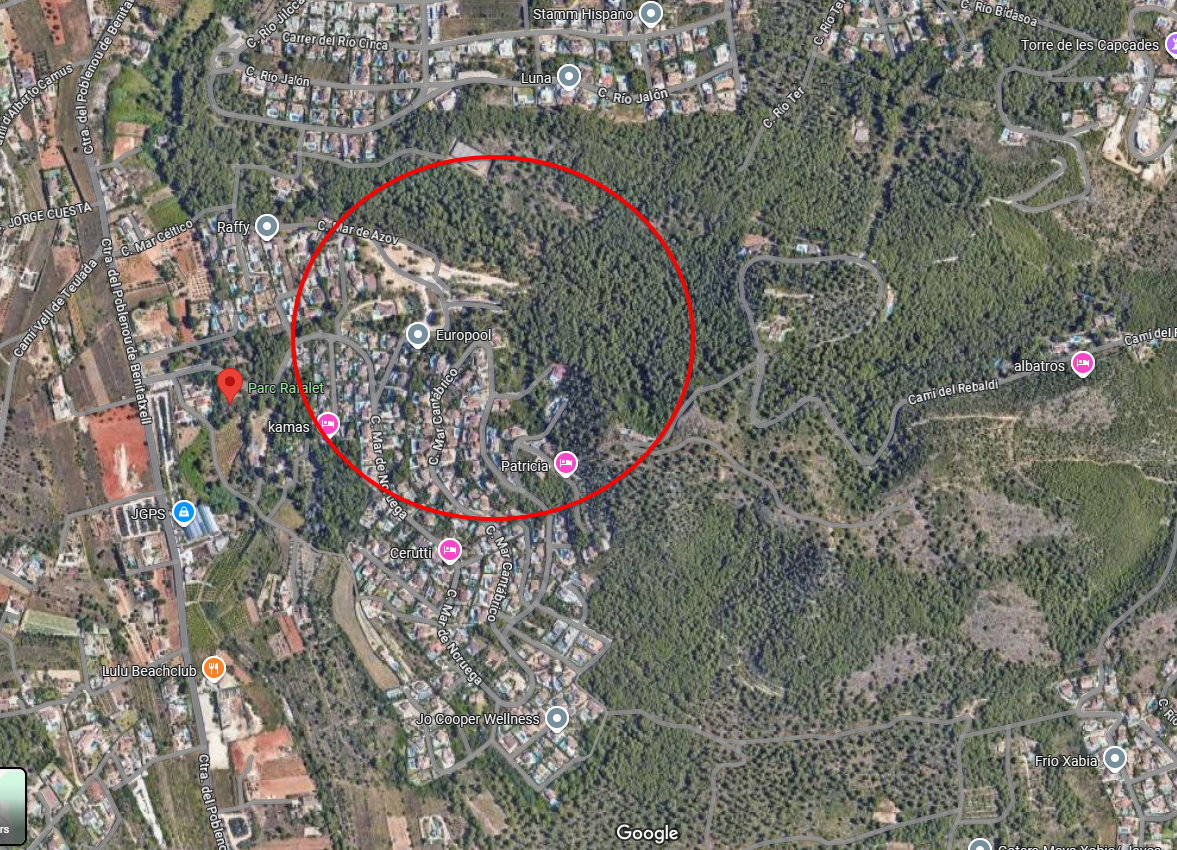 Vue aérienne cartographique d'une zone résidentielle entourée de pinèdes, située à proximité du Parc Rafalet et des axes routiers locaux.