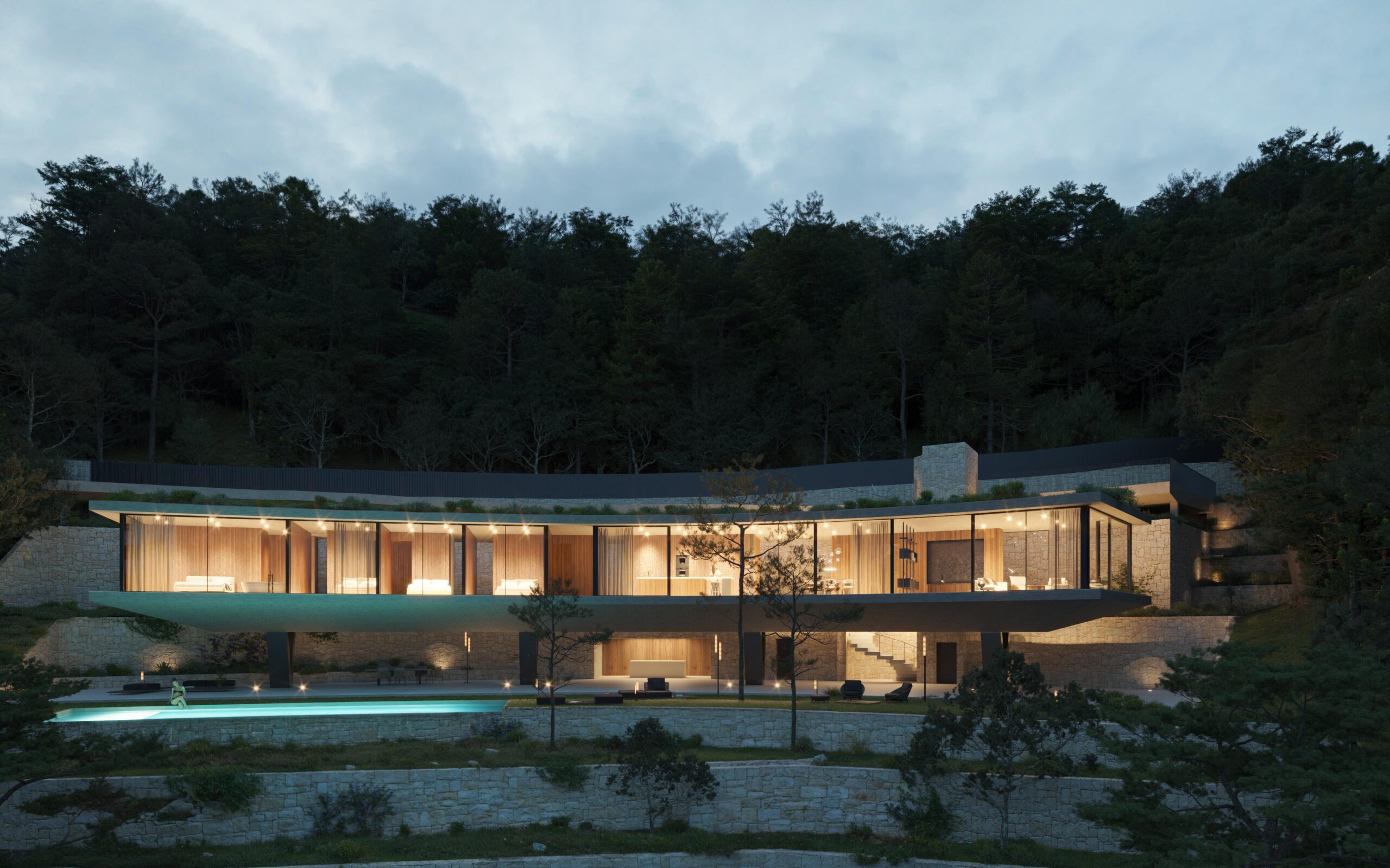 Villa contemporaine en porte-à-faux avec parois vitrées et intérieurs en bois, nichée dans une colline boisée avec terrasses en pierre et piscine éclairée.