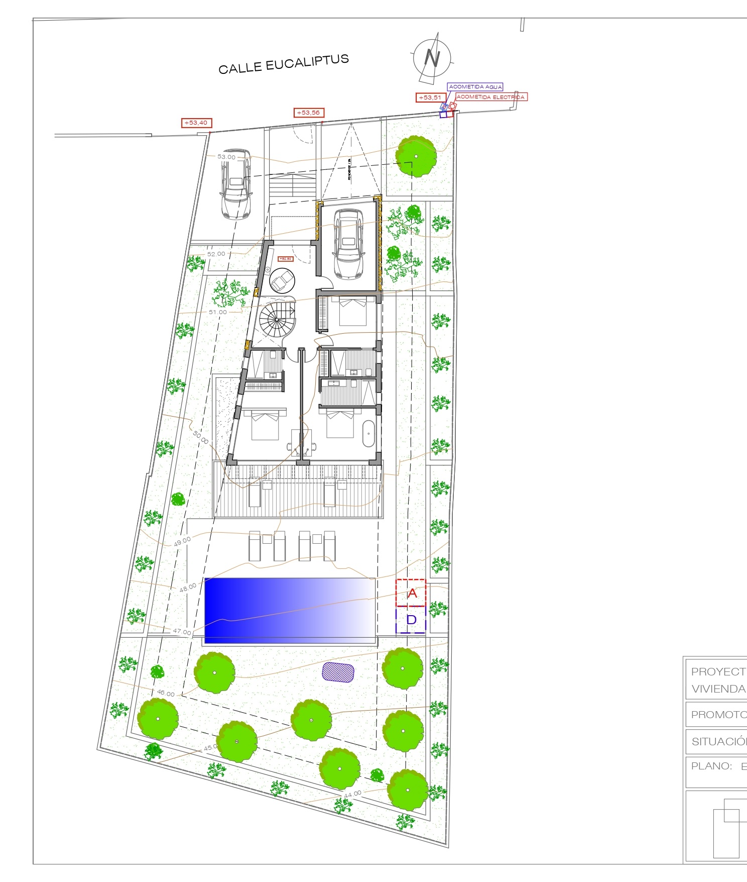 Plan de masse architectural de la propriété comprenant une piscine privée, des jardins paysagers et un parking intégré sur un terrain en pente.