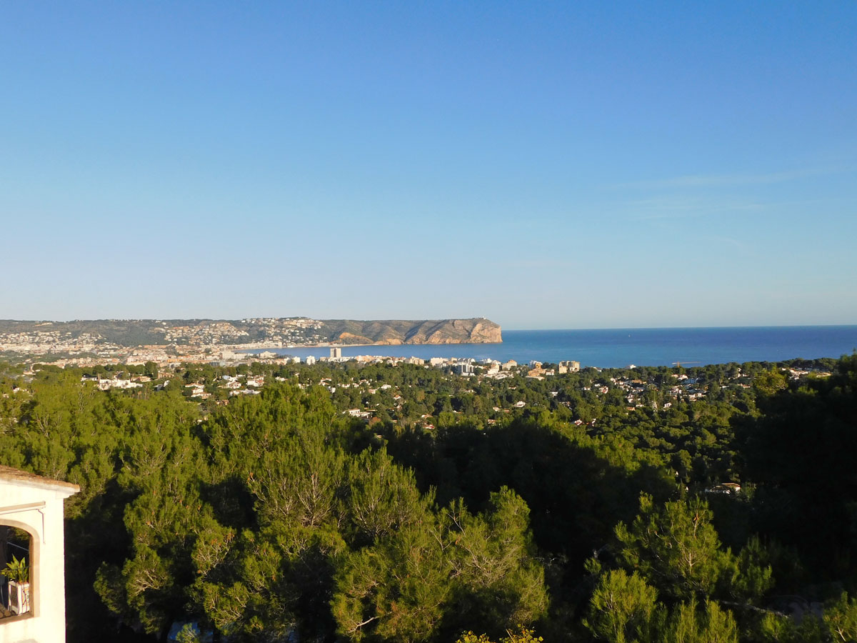 Vues panoramiques sur la mer Méditerranée et le Cabo San Antonio depuis la propriété, nichée dans une pinède verdoyante à Costa Nova, Jávea.