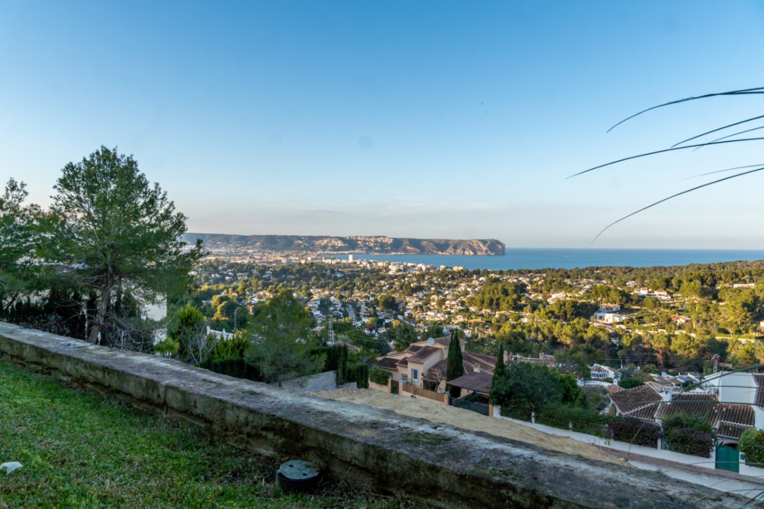 Vues panoramiques depuis la propriété sur la baie de Jávea et le Cabo San Antonio, illustrant le paysage côtier méditerranéen et la végétation locale.