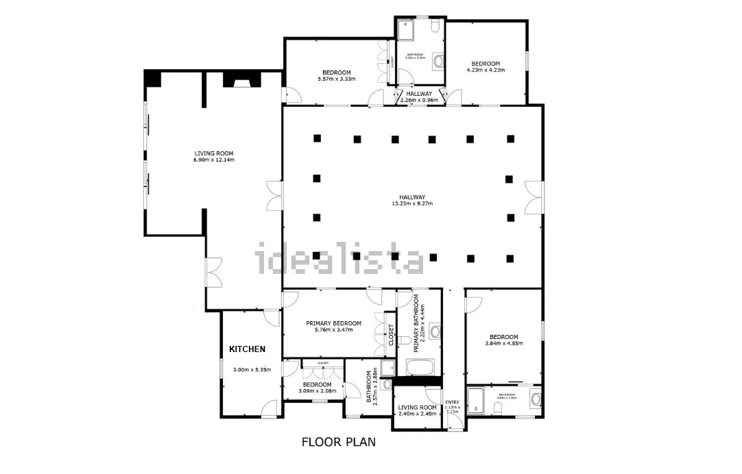 Plan détaillé de la propriété de plain-pied, illustrant un vaste salon de 83 m² et un grand hall central avec colonnes desservant les différentes chambres.