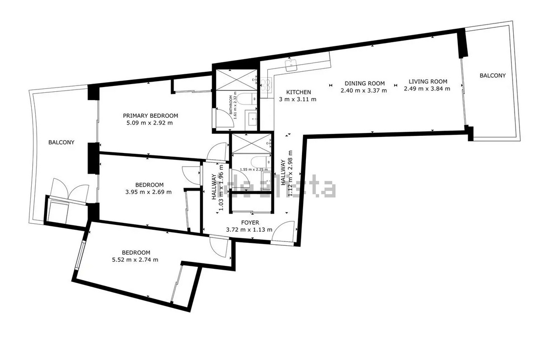 Plan d'architecte détaillé montrant la disposition des 3 chambres, 2 salles de bains, la cuisine ouverte sur le séjour et les deux balcons privés.