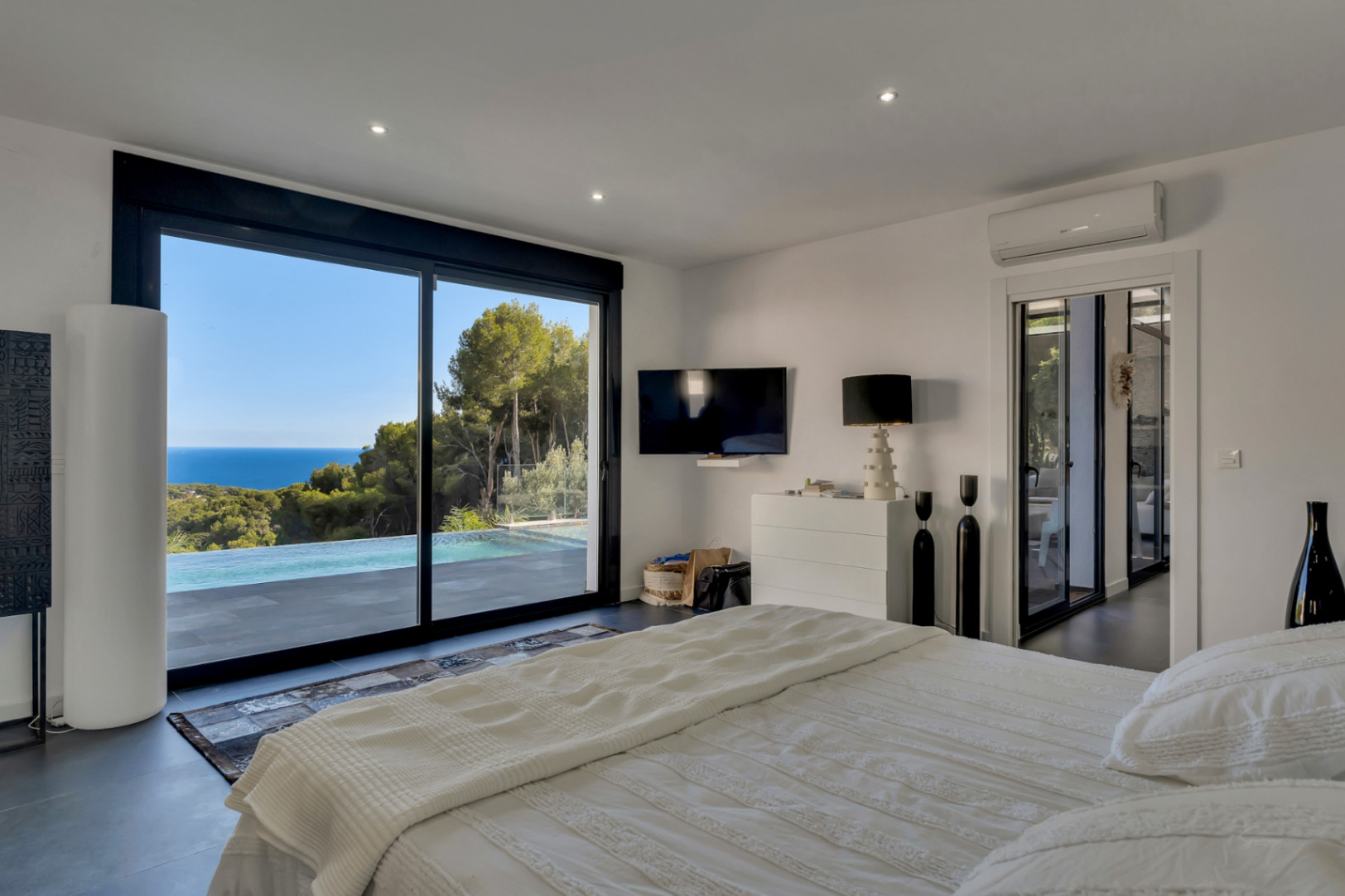 Villa moderne de quatre chambres à Moraira avec vue mer et piscine chauffée