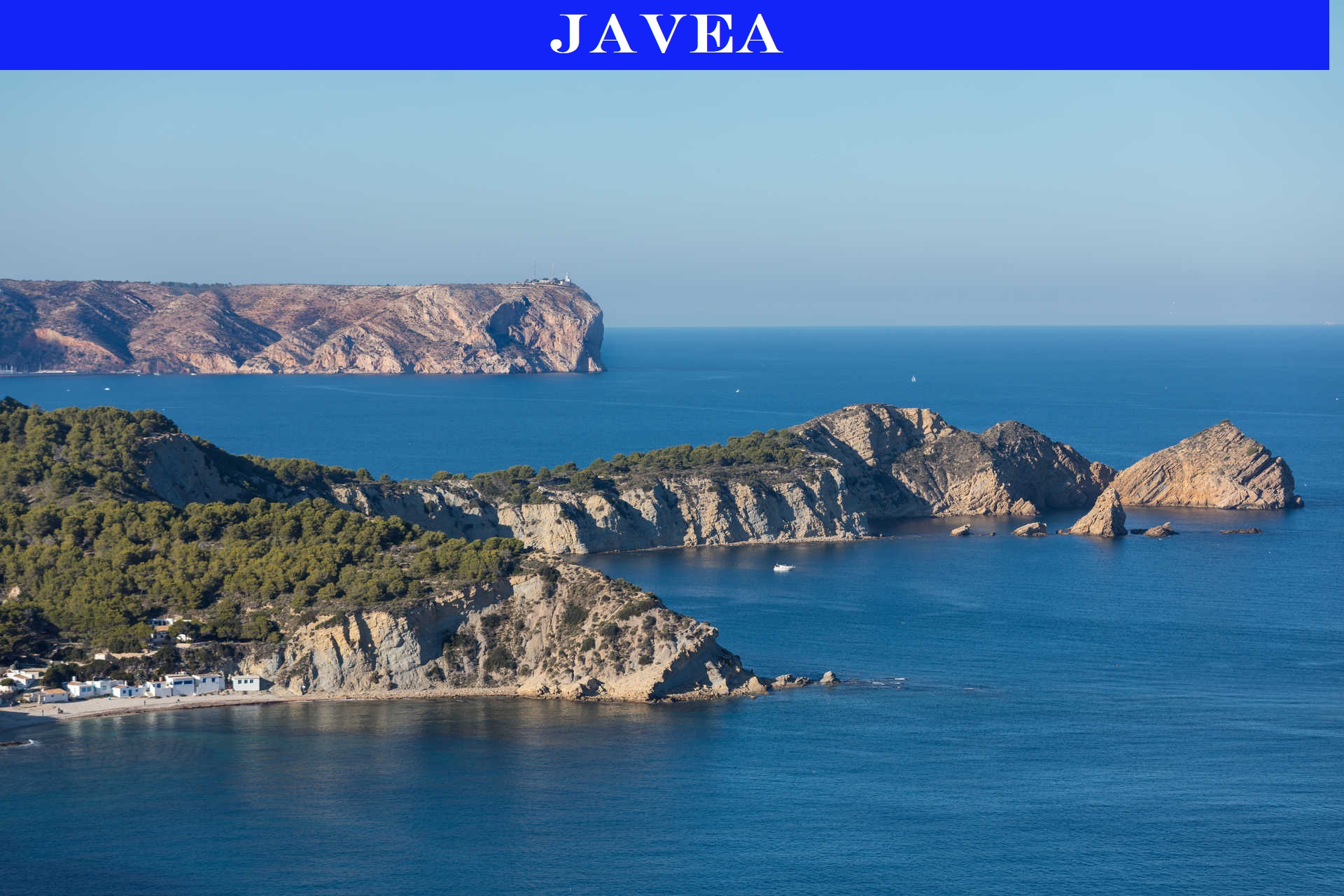 Vue panoramique sur le littoral de Jávea, avec ses falaises calcaires, sa végétation méditerranéenne et ses eaux turquoise bordant la côte escarpée.