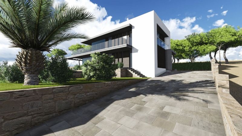 Vue extérieure de la villa moderne montrant l'allée pavée, les murs en pierre naturelle, la façade blanche avec balcons vitrés et le jardin méditerranéen.