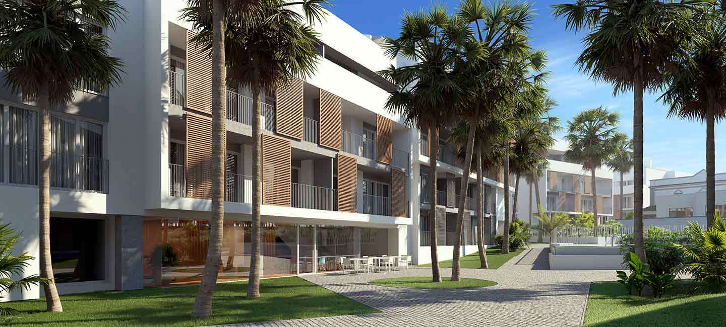 Façade blanche moderne avec volets en bois à claire-voie, entourée de jardins paysagers avec palmiers et d'une terrasse sociale pavée.