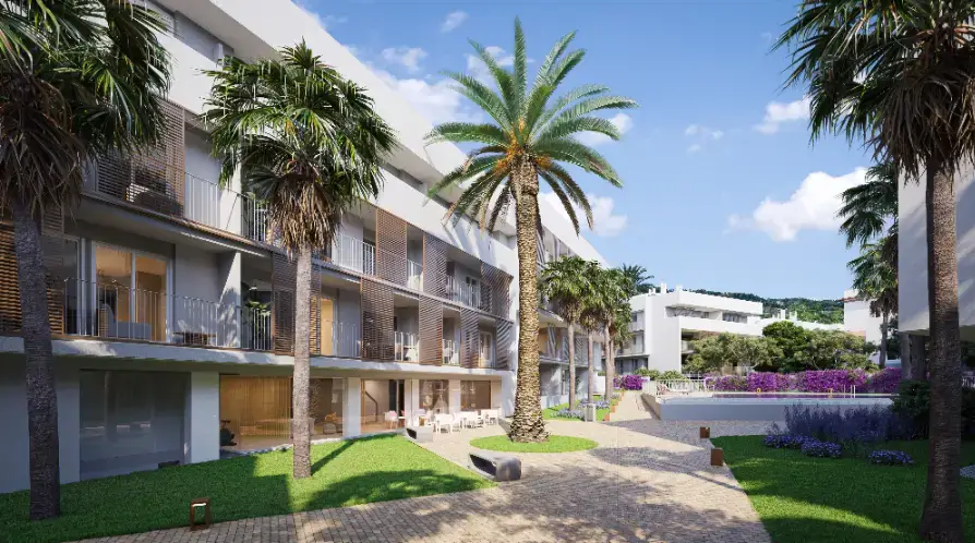 Extérieur d'appartements modernes avec jardins paysagers, palmiers, allées pavées et une piscine commune devant une façade blanche avec des persiennes en bois.