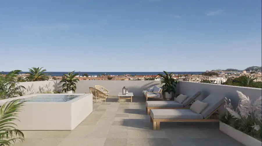 Grande terrasse sur le toit avec jacuzzi privé, bains de soleil et vue panoramique sur la ville de Javea et la mer Méditerranée.