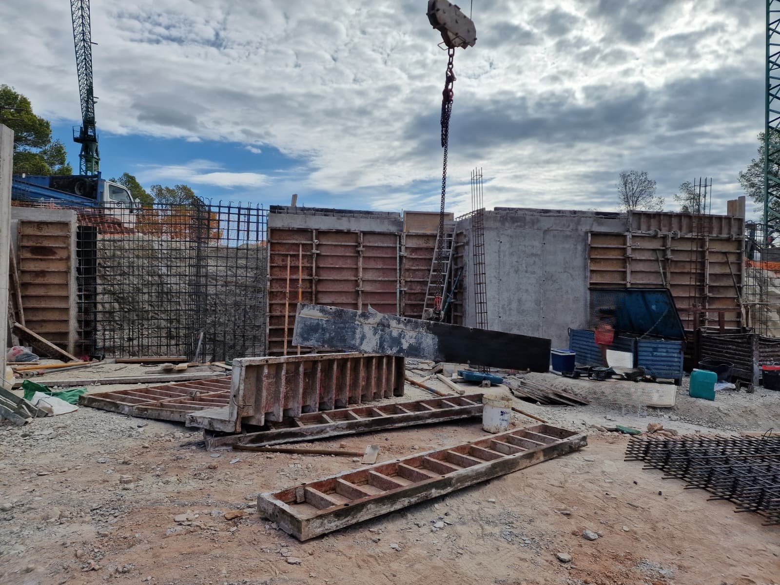 État d'avancement du gros œuvre montrant les murs en béton armé, les coffrages métalliques et les grues sur le chantier à Moraira.
