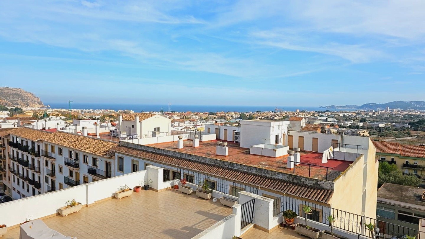 Vue panoramique depuis le toit-terrasse commun sur la vieille ville de Javea, la mer Méditerranée et les montagnes environnantes.