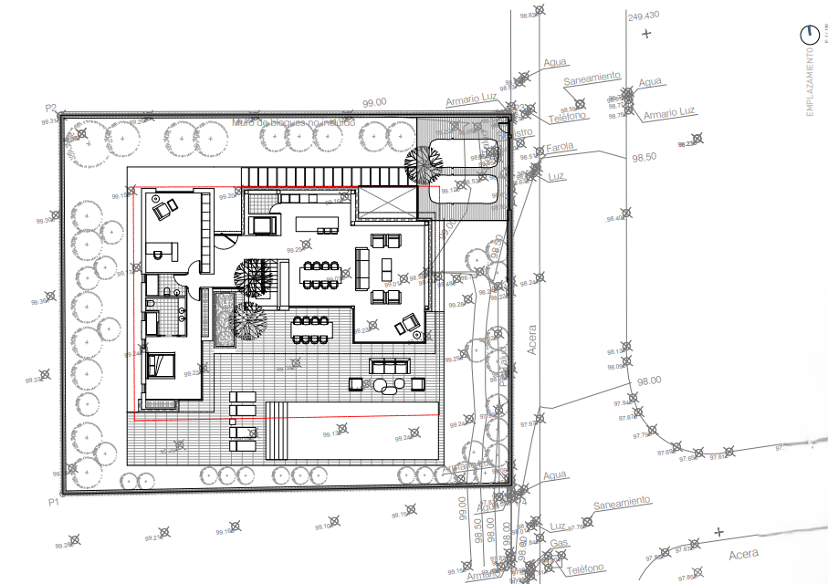 Plan de masse architectural détaillant le rez-de-chaussée avec séjour ouvert, suite parentale, terrasse avec piscine et double abri voiture sur un terrain paysager.