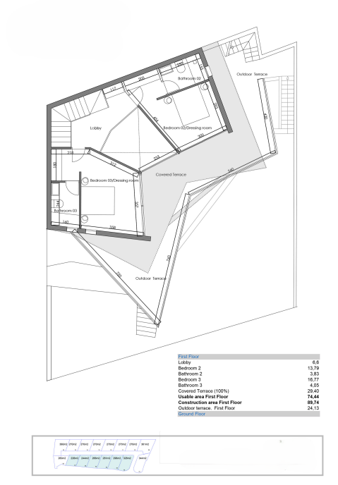 Plan d'architecte du premier étage présentant deux chambres avec salles de bains privatives, dressings et de vastes terrasses couvertes et ouvertes.