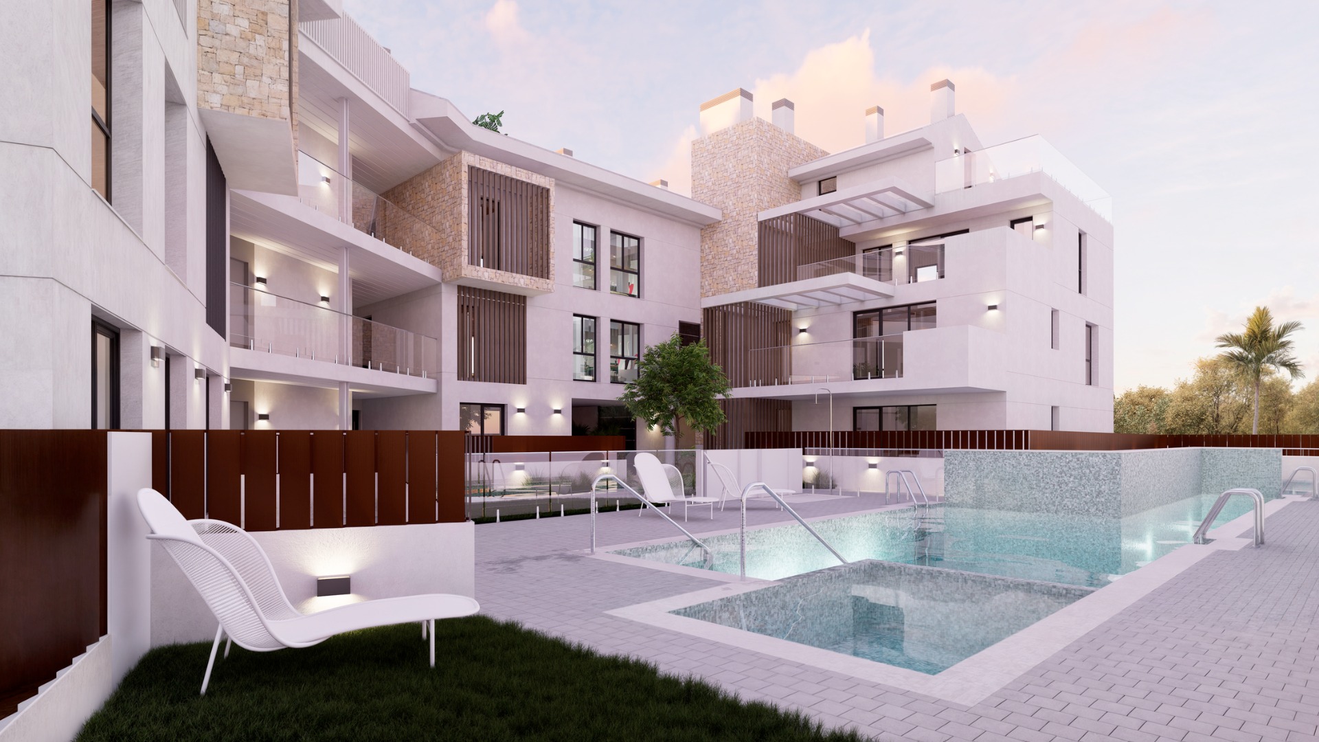 Espace piscine commune avec éclairage intégré, garde-corps en verre et transats blancs devant des façades aux finitions en pierre et persiennes en bois.