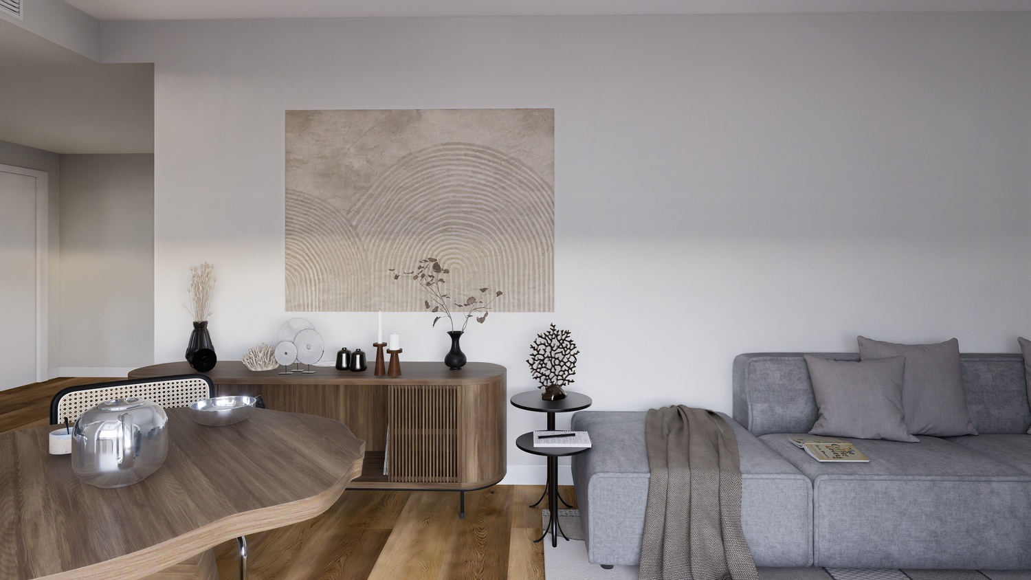 Salon moderne comprenant un canapé modulaire gris, un buffet en bois aux courbes élégantes et une œuvre d'art murale texturée sur un sol en chêne.