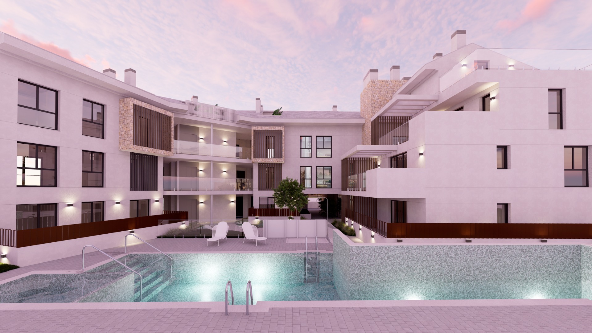 Vue extérieure de la piscine commune en mosaïque, garde-corps en verre et façades blanches avec accents de pierre et persiennes en bois au crépuscule.