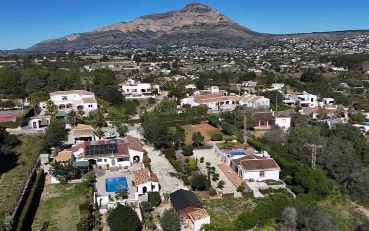 Vue aérienne du domaine à Lluca, montrant les deux villas indépendantes, les panneaux solaires en toiture et le panorama sur la montagne Montgó.