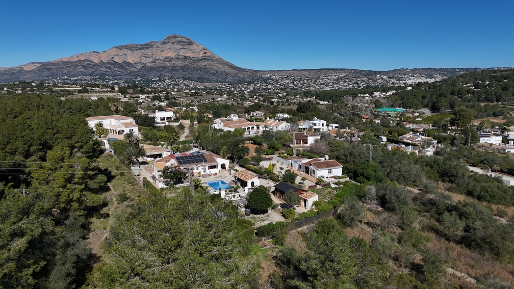 Vue aérienne du domaine de 4 600 m² à Jávea, illustrant les deux villas indépendantes avec piscines privées et panneaux solaires face au Montgó.