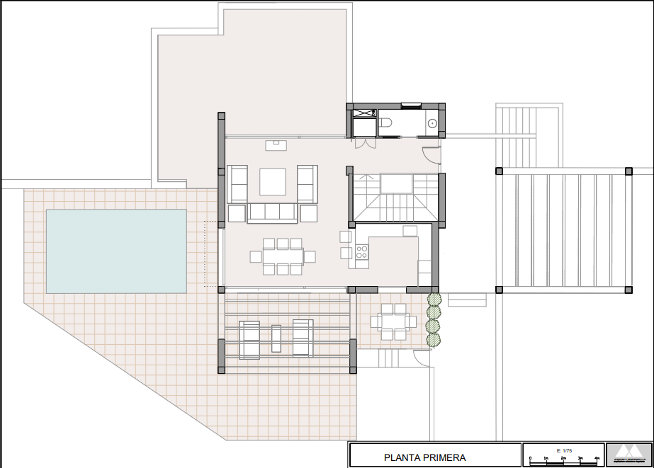 Plan d'architecte du premier étage présentant le salon-salle à manger, la cuisine, une salle de bain et la grande terrasse avec piscine et espaces extérieurs.