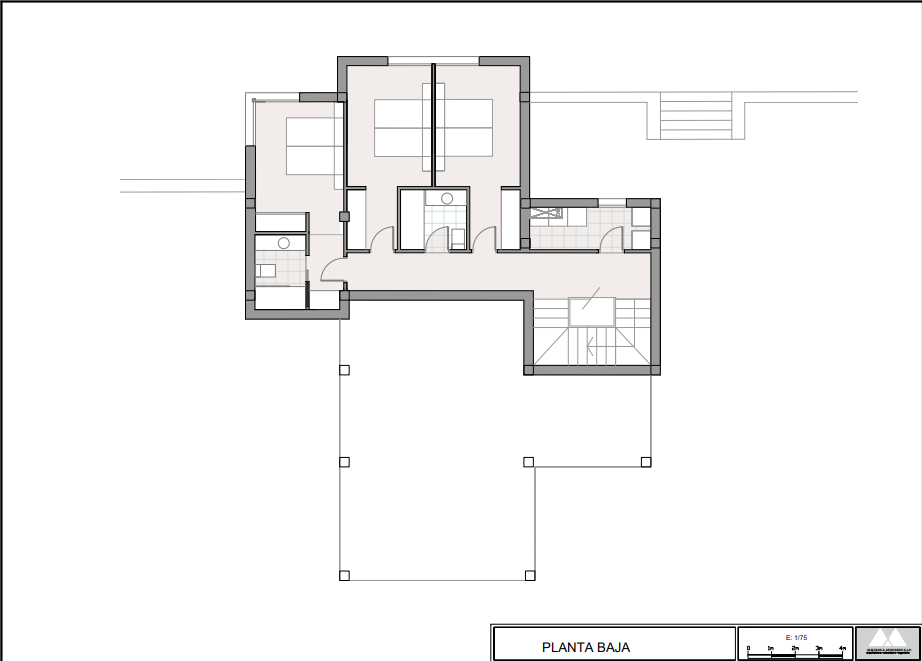 Plan technique du rez-de-chaussée détaillant la disposition de trois chambres, deux salles de bains, un couloir central et une grande terrasse avec piliers.