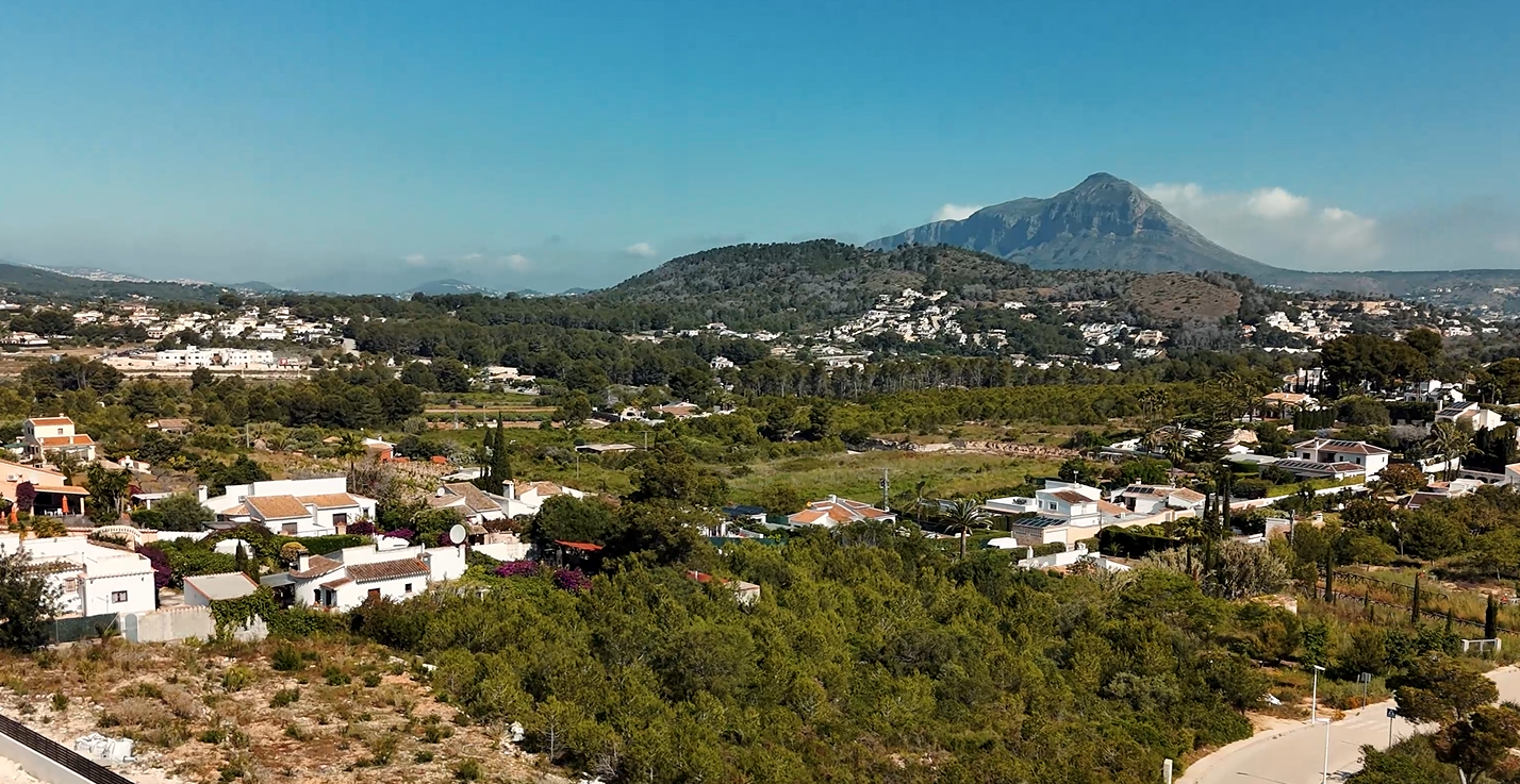 Vue surélevée de l'urbanisation Lomas del Rey à Jávea, mettant en valeur le massif du Montgó et le paysage résidentiel méditerranéen environnant.