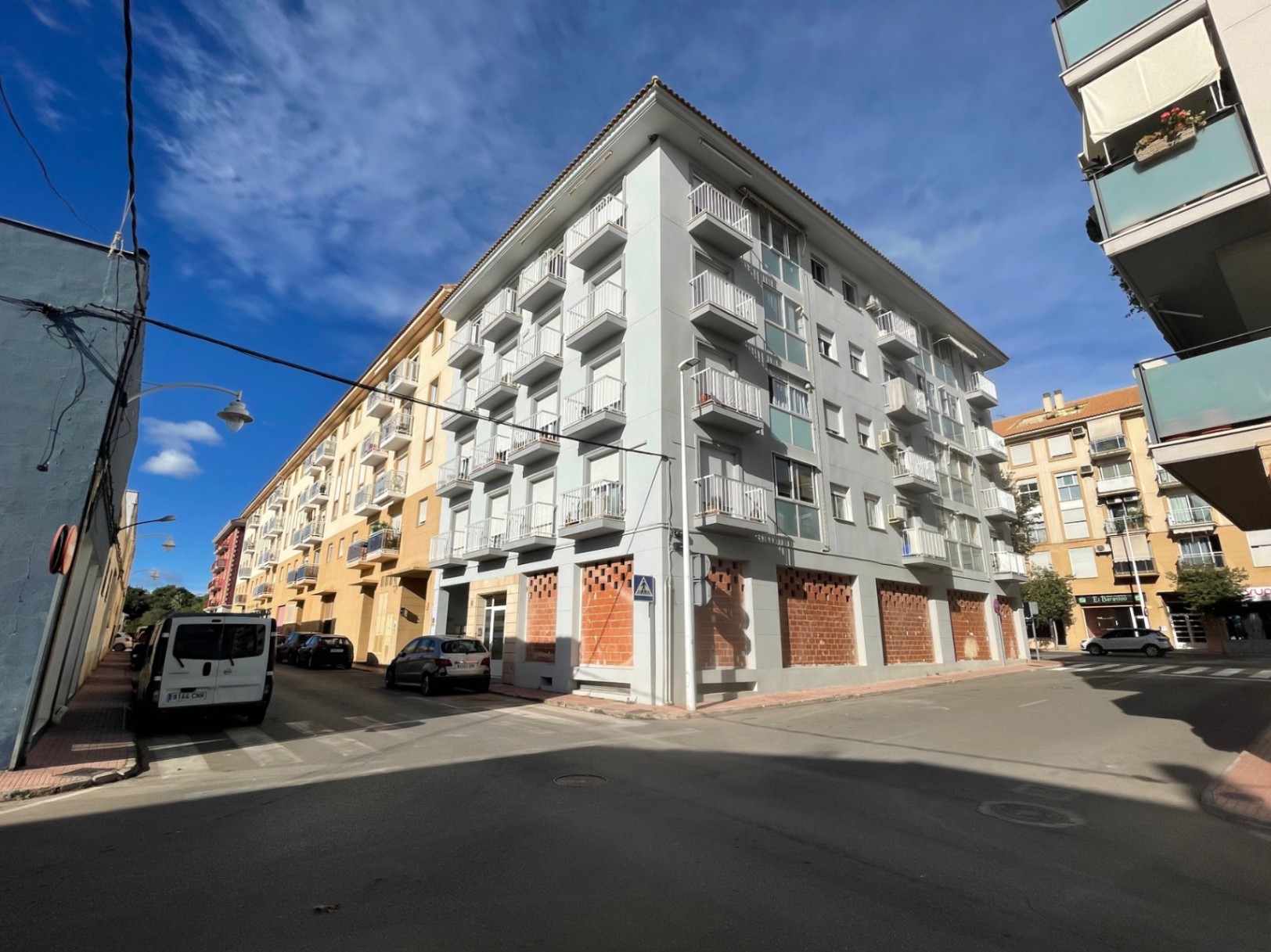 Immeuble d'angle sur l'Avenida Palmela avec local commercial au rez-de-chaussée. Son emplacement stratégique offre une visibilité optimale et un potentiel de grandes vitrines.