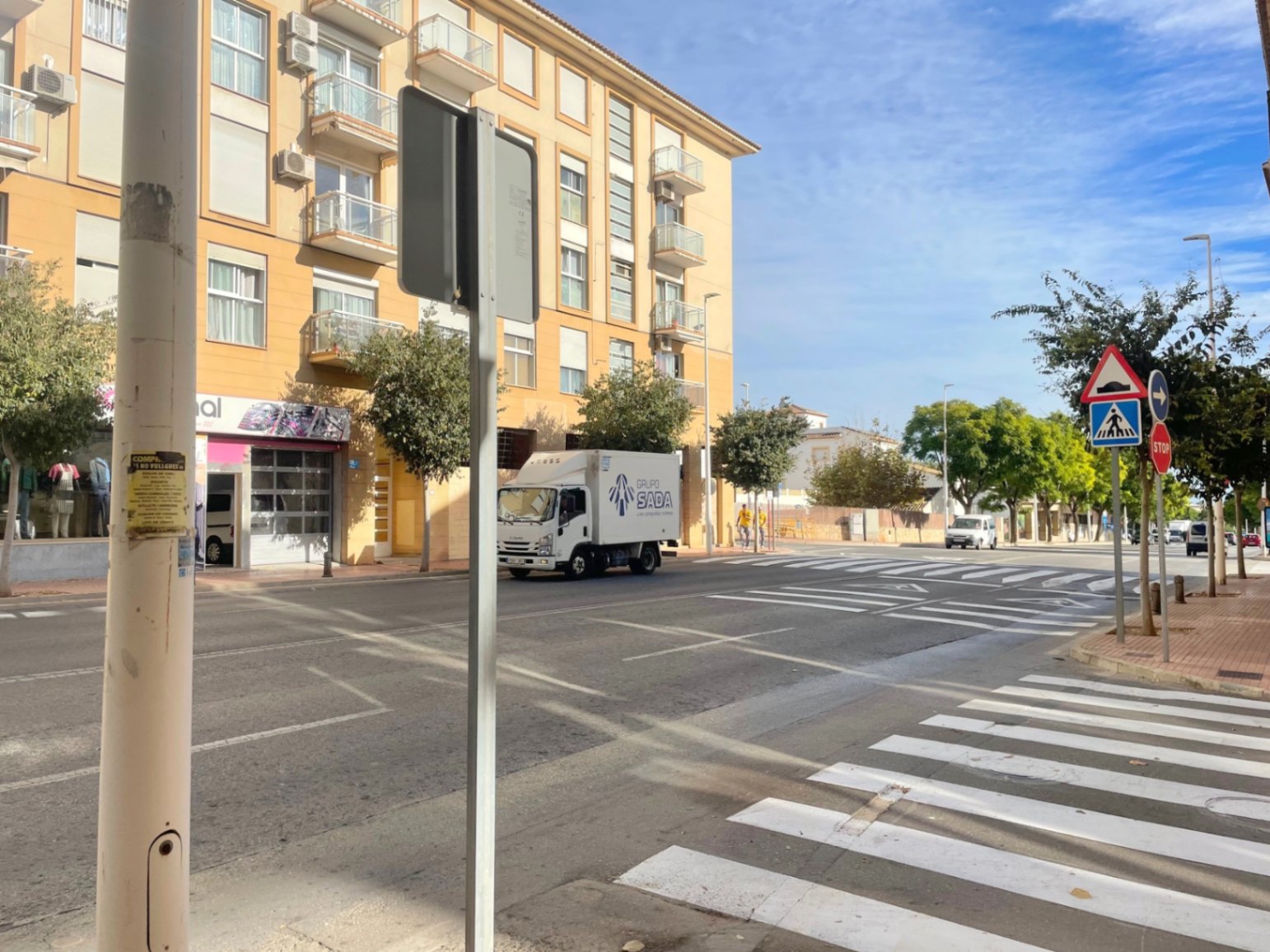 Vue extérieure de l'Avenida Palmela à Jávea, illustrant l'emplacement urbain à forte visibilité et l'accessibilité piétonne devant le local commercial.
