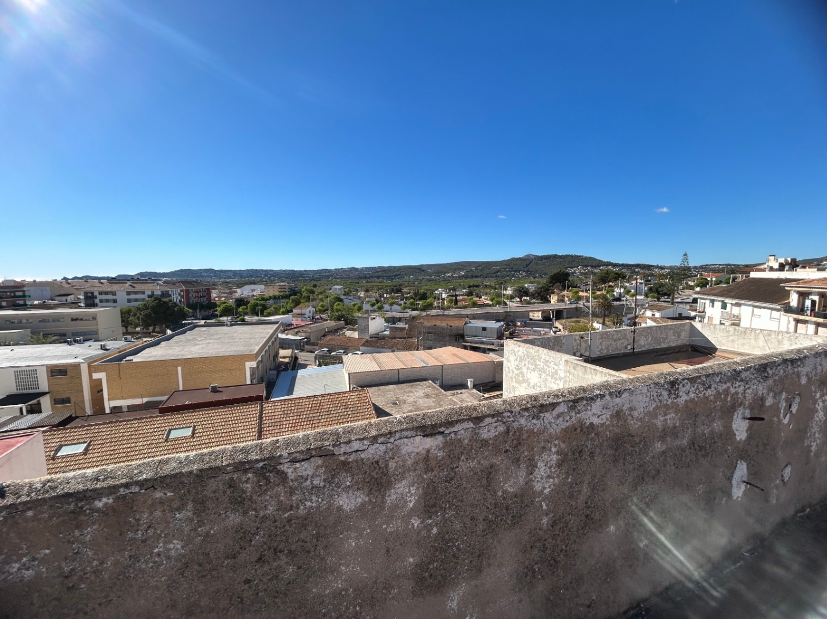 Vues panoramiques depuis la terrasse sur le toit, surplombant la ville de Jávea et les collines environnantes par une journée parfaitement ensoleillée.